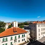 Penthouse With View In Center דירה *