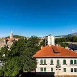 Penthouse With View In Center דירה *