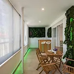 Penthouse With View In Center דירה *