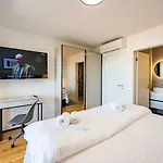 Penthouse With View In Center דירה *