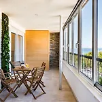 Penthouse With View In Center דירה *