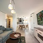 Penthouse With View In Center דירה