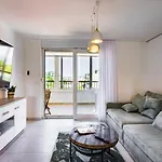 Penthouse With View In Center דירה *