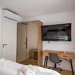 Penthouse With View In Center דירה *