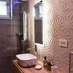 Penthouse With View In Center דירה *