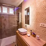 Penthouse With View In Center דירה