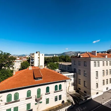 Penthouse With View In Center Apartment *