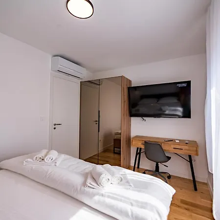 Penthouse With View In Center سبليت