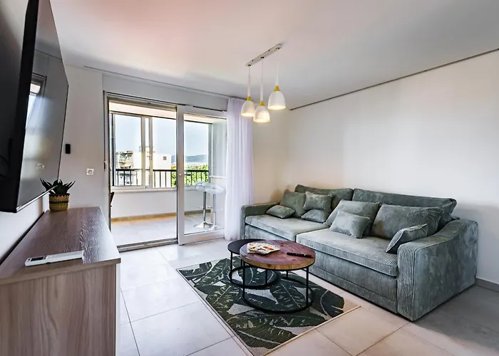 Penthouse With View In Center *